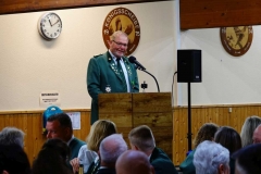 Uwe Gluschitz begrüßt die Gäste.