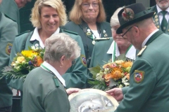 Übergabe der Königsscheibe an Gisela Krüger