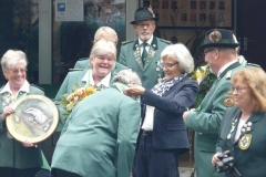 Es lebe der König. Detlef Gripp nimmt die Ehrung entgegen.